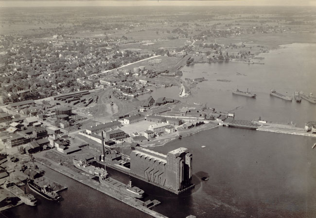 1925 aerial photograph showing the Inner Harbour (LAC PA-43932).