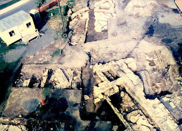 Excavations of the northwest bastion in 1983-1985 uncovered the trade store and barrack buildings along with large amounts of trade goods. Excavations of the northwest bastion in 1983-1985 uncovered the trade store and barrack buildings along with large amounts of trade goods.